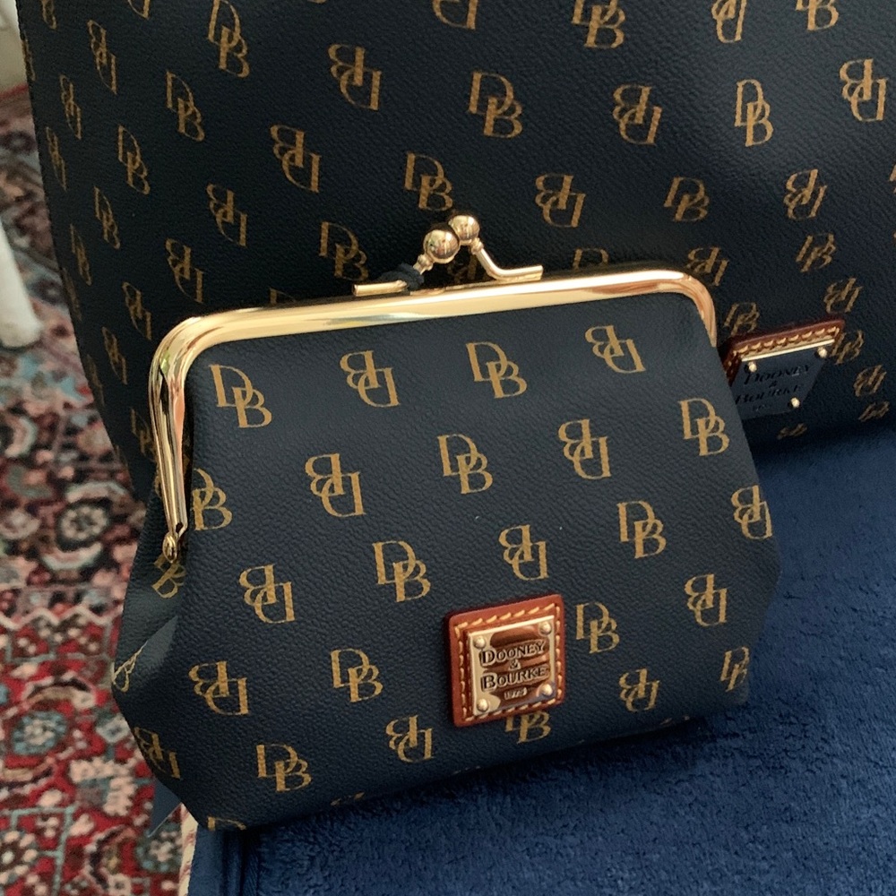 NWT - Dooney & Bourke Gretta Lg Framed Purse in Navy